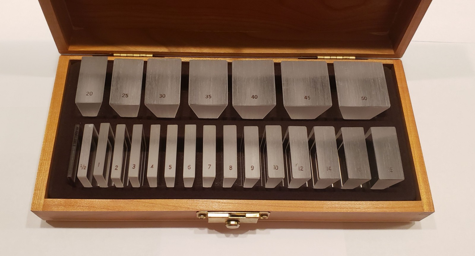 Loose prism set in wooden box, red lens + 22 prisms, excellent condition